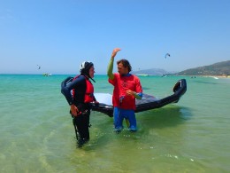 Exercices detailles avec les moniteur professionel de l´ecole de kiteurf Tarifa Max Kitesurfing, a Tarifa depuis 1998